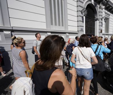 Stołeczki, termosy i kanapki. "Kolejka aż do ambasady Chin"