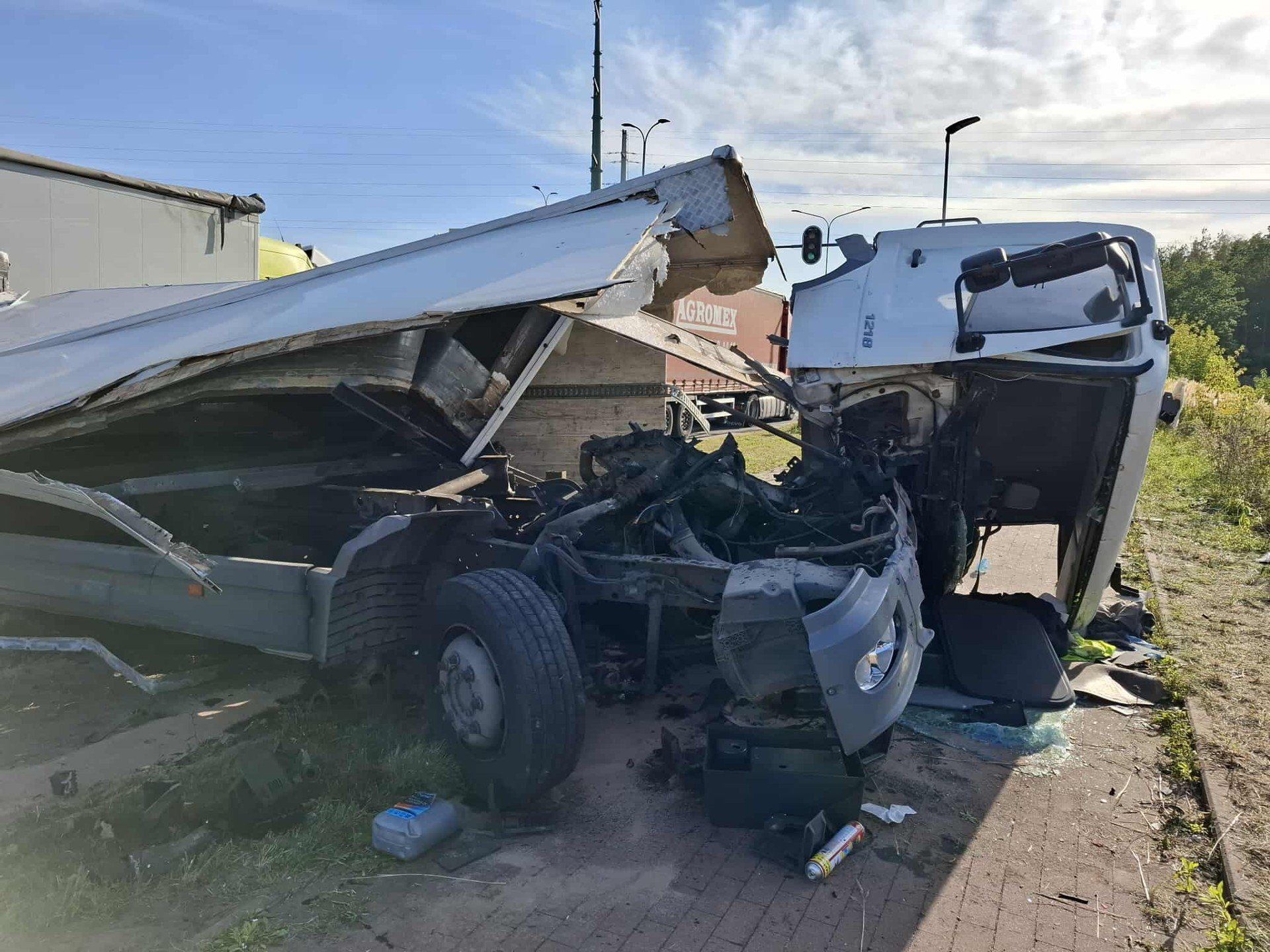 Wypadek na al. Ofiar Terroryzmu w Łodzi. Zderzyły się 3 ciężarówki
