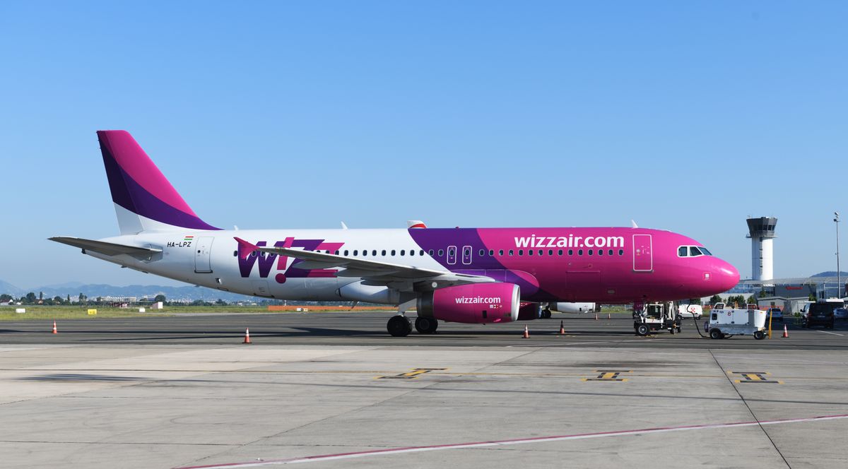 Samolot Wizz Air na lotnisku w Tiranie