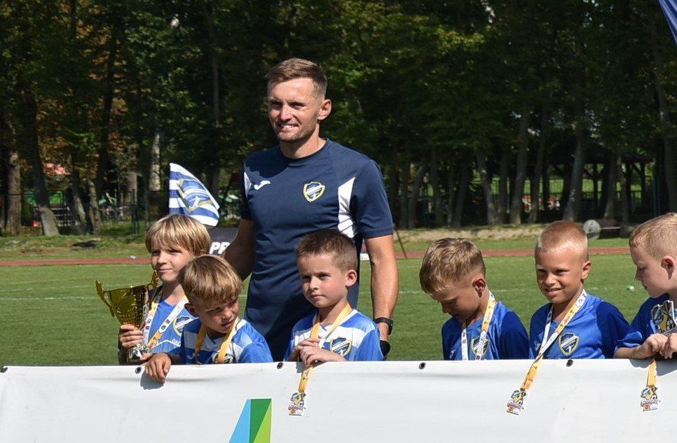 Kamil Mach ostatnio zajmował się głównie praca z piłkarską młodzieżą. Teraz poprowadzi seniorów Płomienia Kościelec,