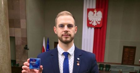 Kupił prezerwatywy na dane Kancelarii Premiera. Ministerstwo Finansów: to nie luka w KSeF