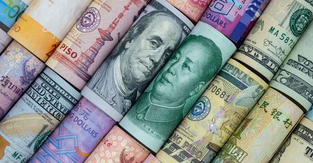 Inflacja dociska, złoty słabnie. "Jest to pewnego rodzaju odwrócona wojna walutowa"