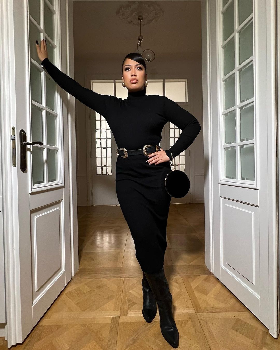 Patricia Kazadi w dzianinowej małej czarnej