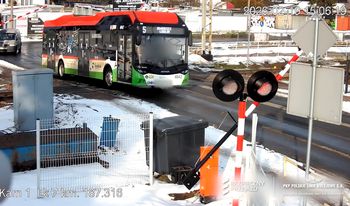 Wjechał autobusem na przejazd kolejowy. W tym momencie zamknęły się szlabany
