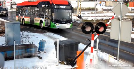 Wjechał autobusem na przejazd kolejowy. W tym momencie zamknęły się szlabany