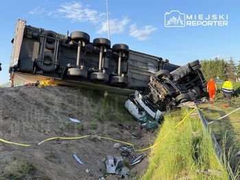 Mszczonów: Ciężarówka uderzyła w osobówkę stojącą na poboczu trasy S8. Pojazd przewrócił się na bok i wypadł z drogi. Kierowca był zakleszczony w kabinie