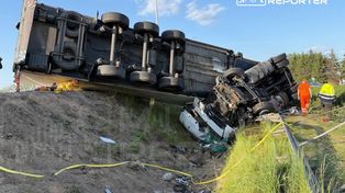 Mszczonów: Ciężarówka uderzyła w osobówkę stojącą na poboczu trasy S8. Pojazd przewrócił się na bok i wypadł z drogi. Kierowca był zakleszczony w kabinie