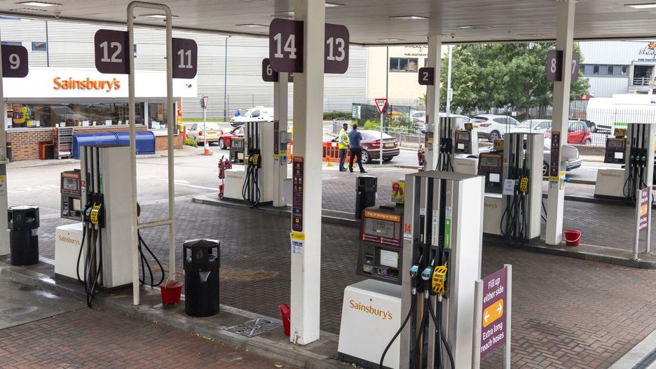Brak paliwa na stacjach w Wielkiej Brytanii
(210925) -- LONDON, Sept. 25, 2021 (Xinhua) -- Photo taken on Sept. 25, 2021 shows a closed gas station in London, Britain. A temporary visa scheme to make it easier for foreign lorry drivers to work in the United Kingdom is to run for three months, ending on Christmas eve, according to the BBC. A shortage of drivers has disrupted fuel deliveries, with some gas stations closing, and queues forming. (Photo by Ray Tang/Xinhua)
Ray Tang