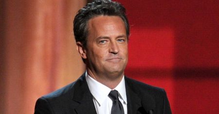 Była dziewczyna Matthew Perry'ego PRZERYWA MILCZENIE. Ma wątpliwości, co do okoliczności śmierci aktora. Wspomina o używkach