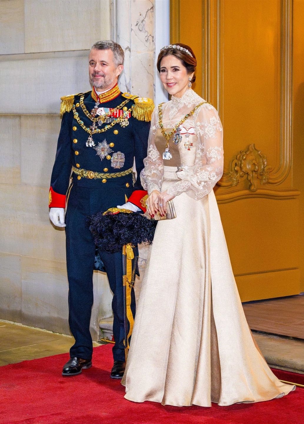 Królowa Mary i Król Frederik z synem na bankiecie