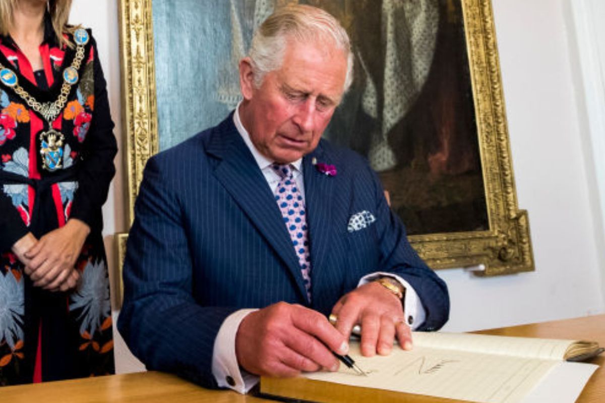 Charles III will break an 800-year tradition. Elizabeth II did not do it.