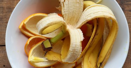 Moja mama zawsze przed Wielkanocą blenduje skórkę z banana. Ma irytujący problem z głowy