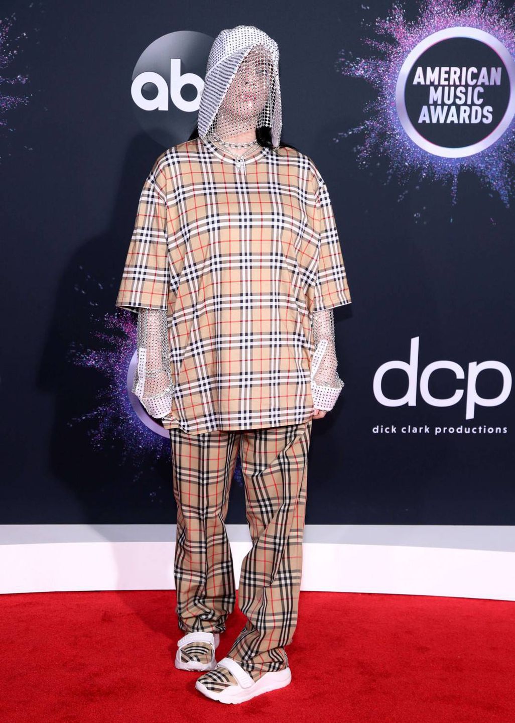 Billie Eilish – American Music Awards 2019, kreacja: Burberry