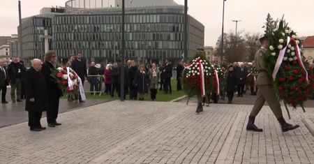 Obchody 13. rocznicy katastrofy smoleńskiej. Prezes PiS złożył wieńce na Placu Piłsudskiego w Warszawie