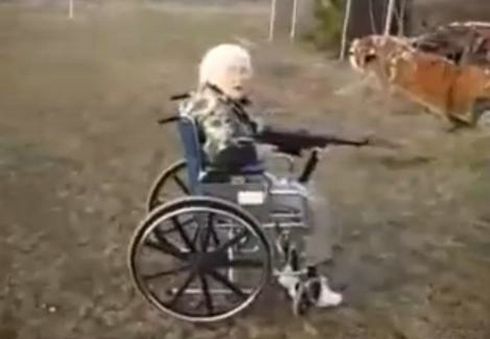 Ostra babcia z pistoletem maszynowym MP40 (wideo)
