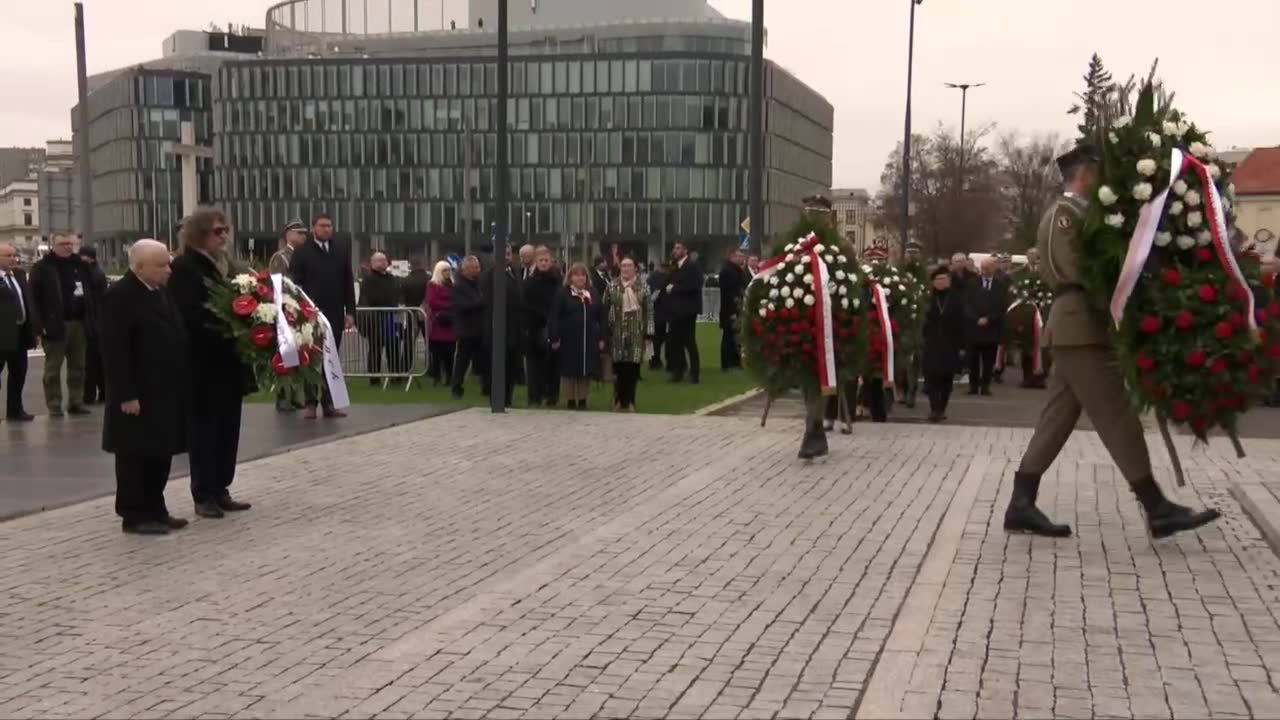 Obchody 13. rocznicy katastrofy smoleńskiej. Prezes PiS złożył wieńce na Placu Piłsudskiego w Warszawie