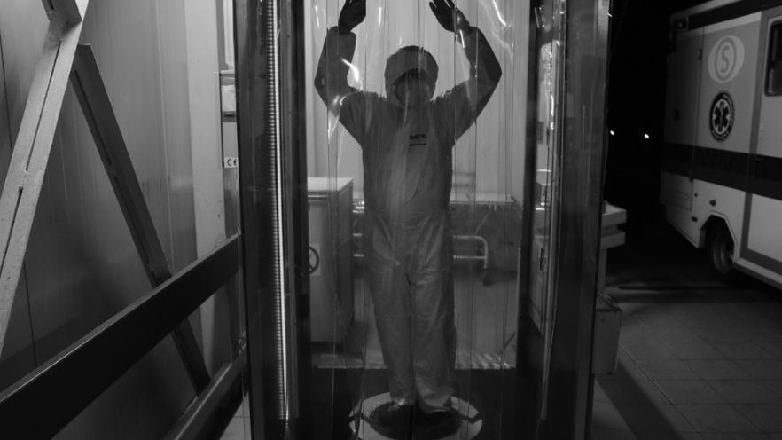 Pielęgniarz pracujący na SOR o walce z COVID-19 na pierwszej linii frontu