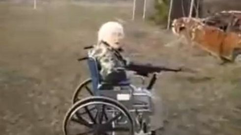 Ostra babcia z pistoletem maszynowym MP40 (wideo) 1