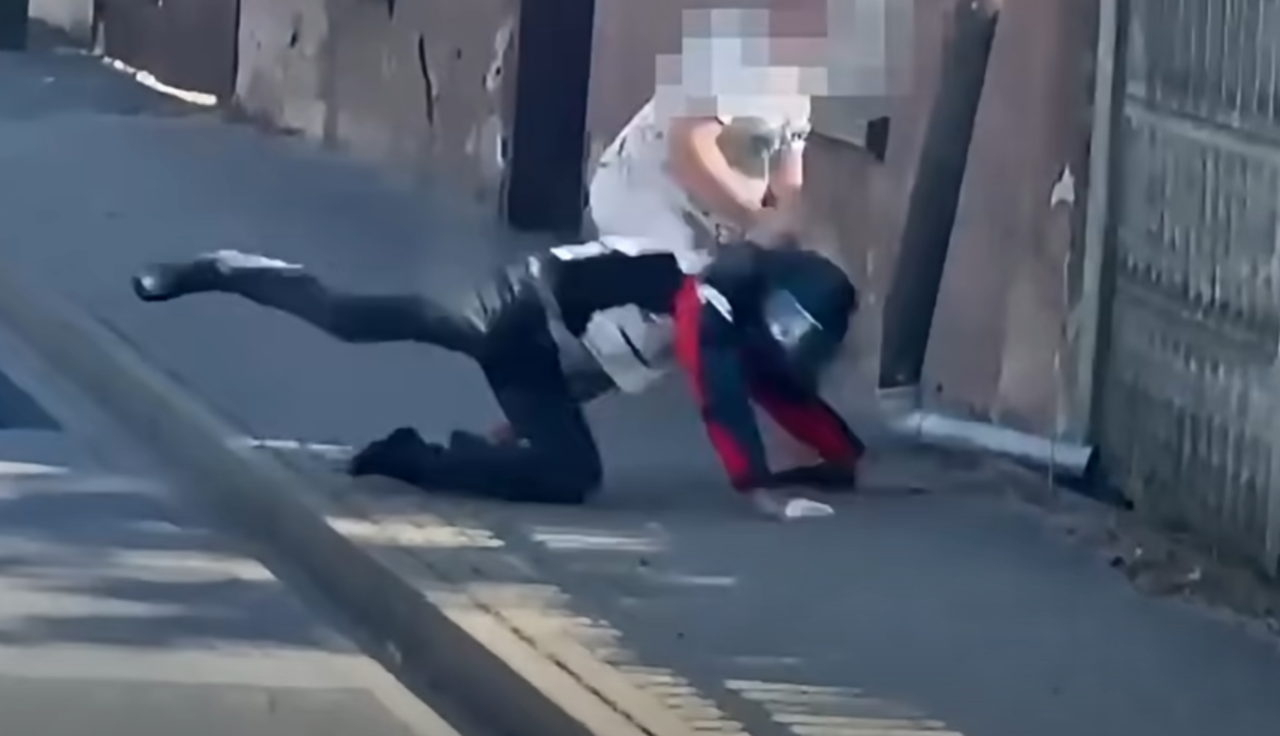 Atak na motocyklistę nagrany. Wstrząsające sceny