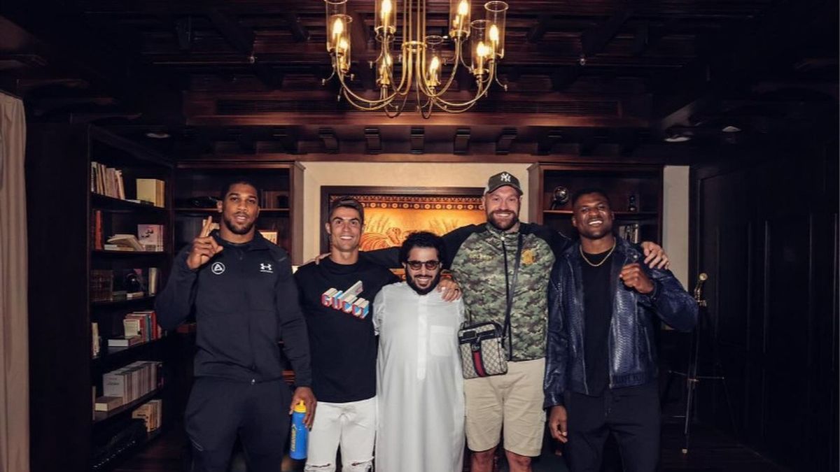 Na zdjęciu od prawej Francis Ngannou, Tyson Fury, Turki Alalshikh, Cristiano Ronaldo i Anthony Joshua
