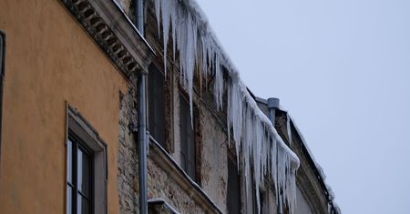 Uwaga na sople i spadający śnieg! Po odwilży robi się naprawdę niebezpiecznie