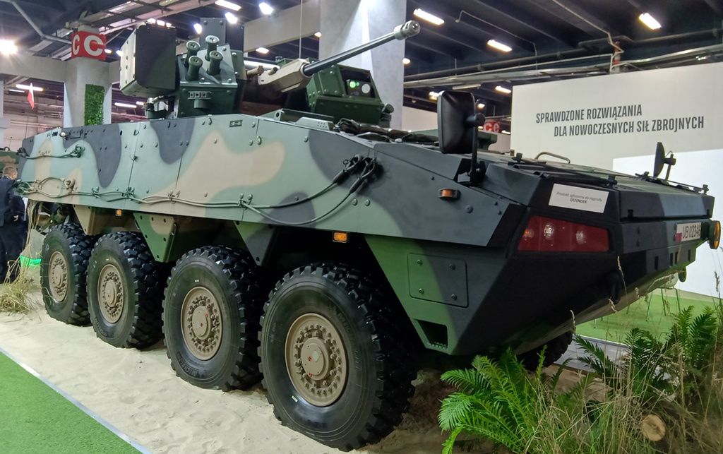 Transporter Rosomak z wieżą ZSSW-30. W kontenerze widocznym po lewej stronie są schowane dwie wyrzutnie ppk Spike