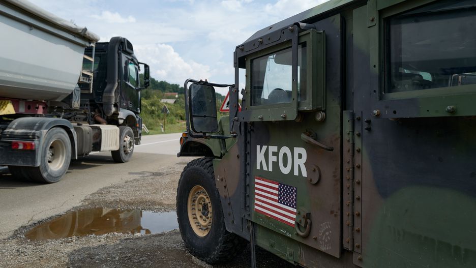 Siły pokojowe NATO na granicy serbskiej