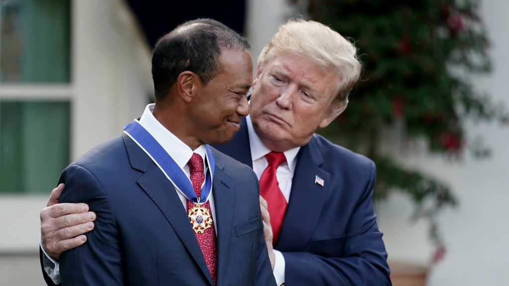 Zdjęcie okładkowe artykułu: Getty Images / Chip Somodevilla / Na zdjęciu: Tiger Woods (z lewej), Donald Trump