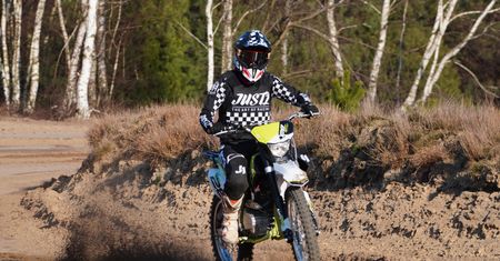 Offroadowe kaski Just1 Racing w nowych malowaniach trafiły do Polski