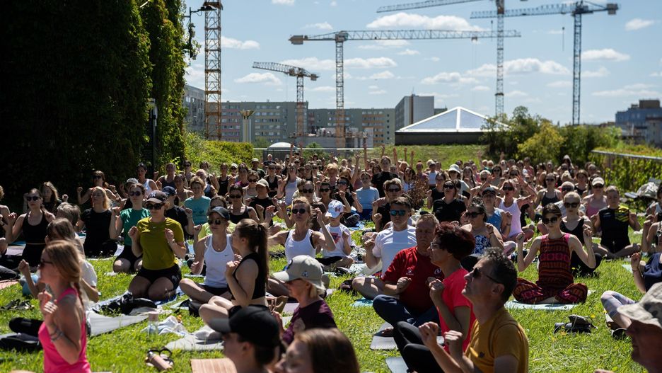 Joga na tarasie podlaskiej opery