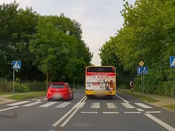 Łaziska Górne: Wyprzedzał autobus na przejściu dla pieszych. 21-latek wpadł przez nagranie z kamerki samochodowej