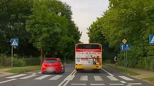 Łaziska Górne: Wyprzedzał autobus na przejściu dla pieszych. 21-latek wpadł przez nagranie z kamerki samochodowej