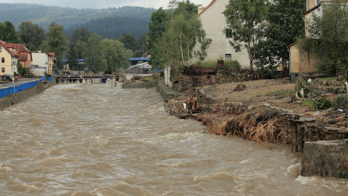 Miasta po przej?ciu fali powodziowej
17.09.2024 Ladek - Zdroj , woj. dolnoslaskie. N/z Usuwanie skutkow powodzi , rzeka Biala Ladecka

fot. Marcin Rutkiewicz/REPORTER
Marcin Rutkiewicz/REPORTER