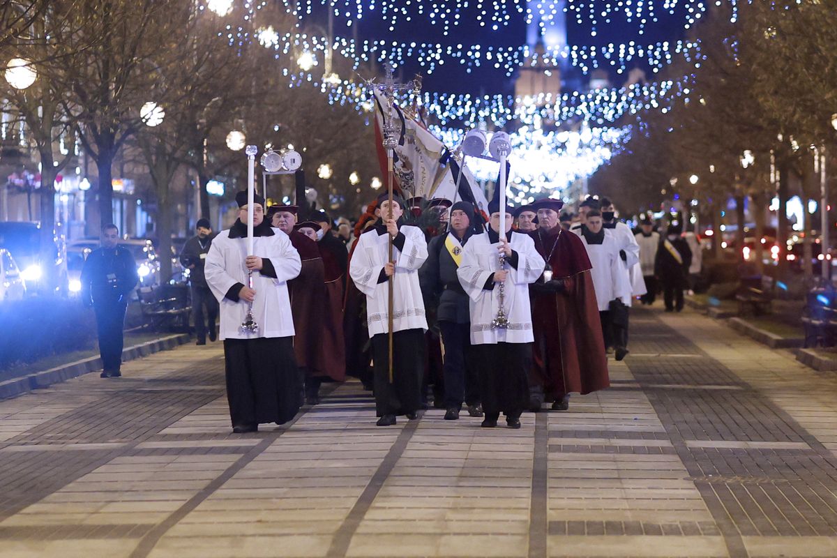 Częstochowa 17.12.2021. Kondukt żałobny arcybiskupa seniora archidiecezji częstochowskiej Stanisława Nowaka w Alei Najświętszej Maryi Panny w Częstochowie (jm) PAP/Waldemar Deska