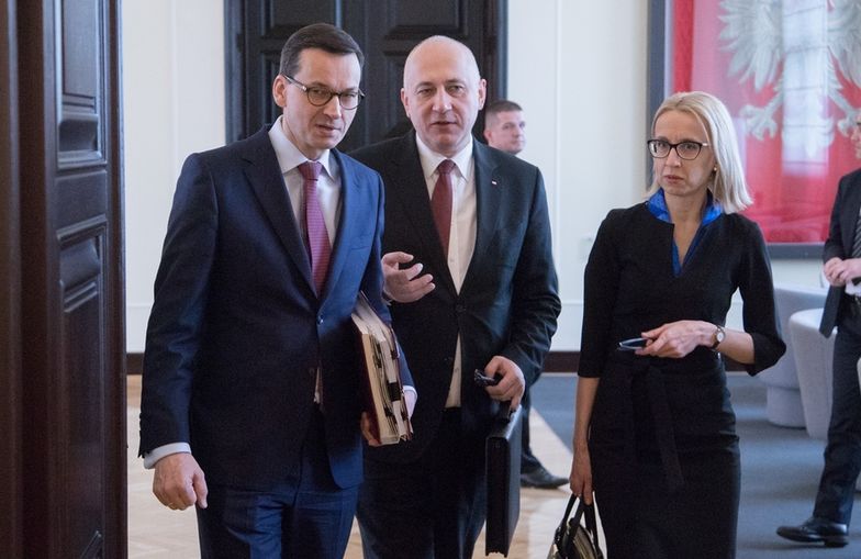 Mateusz Morawiecki, Joachim Brudziński i Teresa Czerwińska na posiedzeniu rady ministrów.