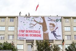 Warszawa. Protest Greenpeace. Kilkunastu aktywistów na dachu Ministerstwa Środowiska