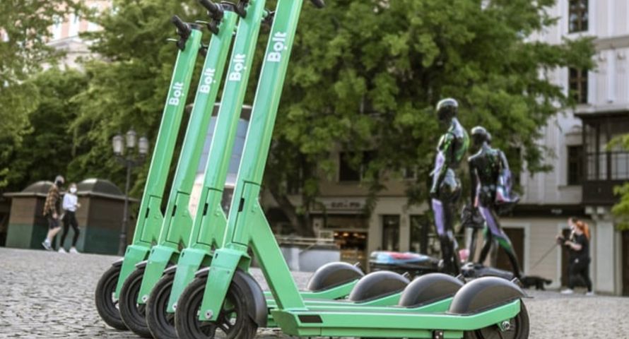 Zmienny regulamin, odpowiedzialni głównie klienci. UOKiK stawia zarzuty ws. wynajmu hulajnóg i rowerów od Bolta