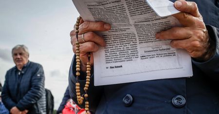 Różańce za reklamę. Firma z udziałem Skarbu Państwa rozlicza się z katolicką prasą