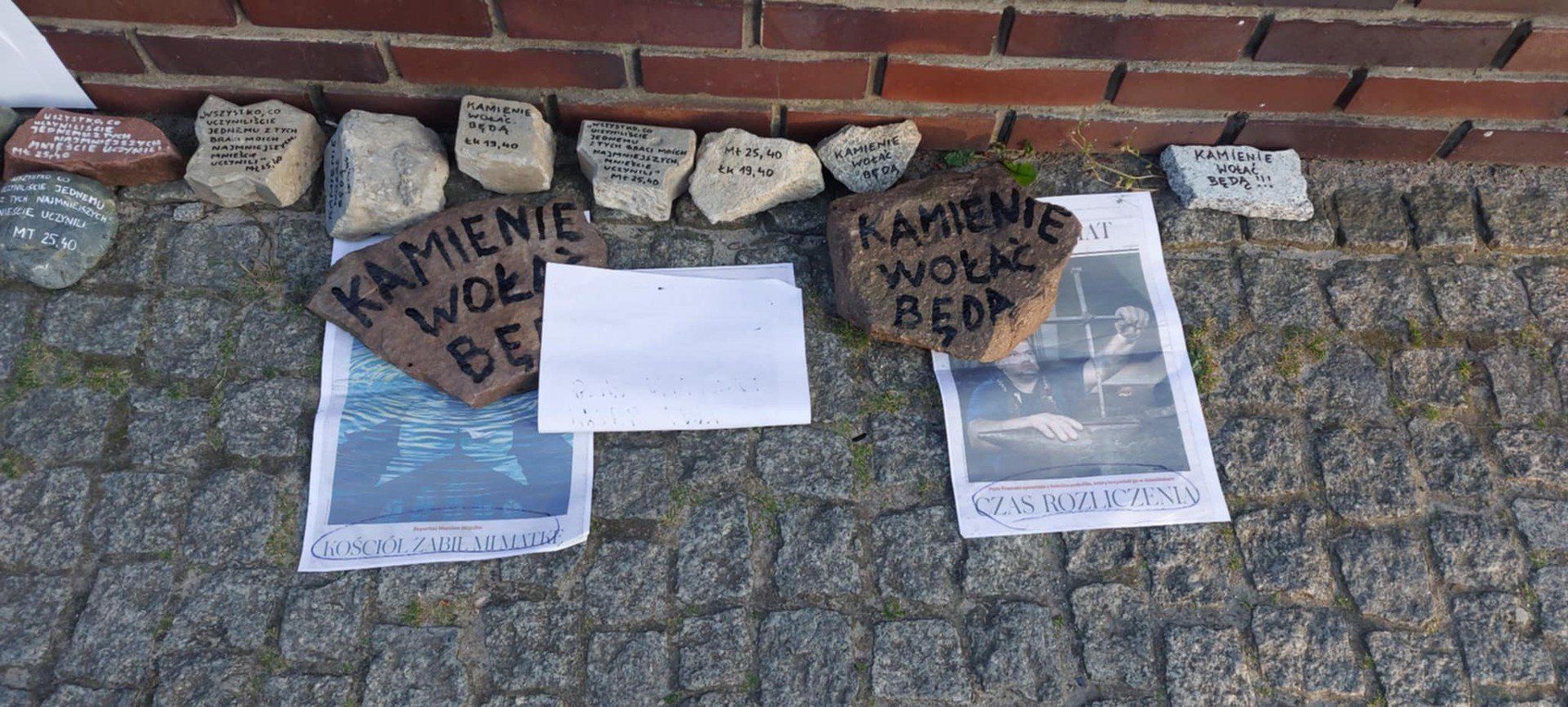 Kamienie pod poznańską kurią