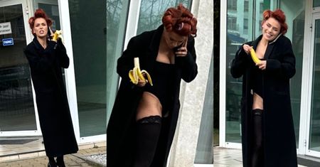 Pochłonięta rozmową Natasza Urbańska wcina banana z wałkami na głowie i w skąpym body