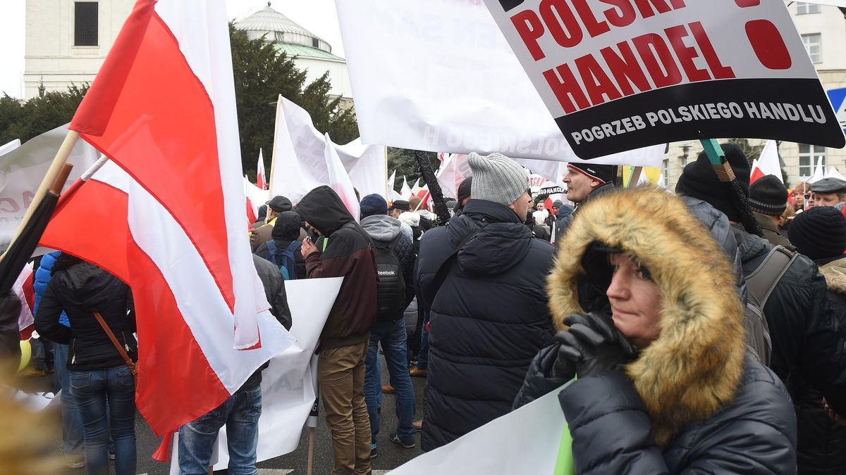 Lutowe protesty branży handlowej pod Sejmem.