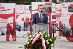 Warszawa. Otwarcie wystawy "TU rodziła się Solidarność" na pl. Piłsudskiego
