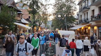 Zakopane: Krupówki wieczorową porą. Tłumy turystów spacerują po deptaku