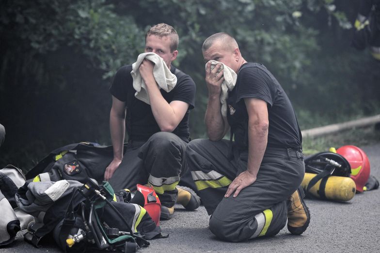 Przy pożarze składowiska ze Zgierza życiem i zdrowiem ryzykowało 250 strażaków.