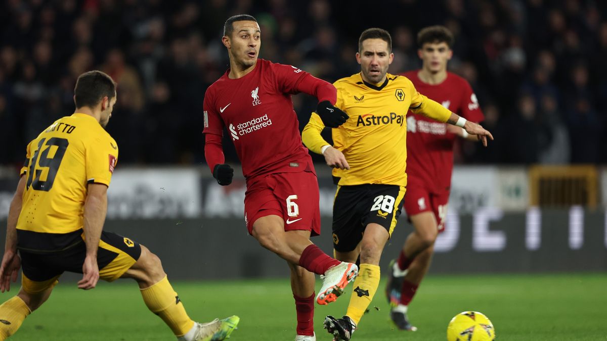 Getty Images / Matthew Ashton - AMA / Na zdjęciu: Thiago (w środku) rozgrywa piłkę