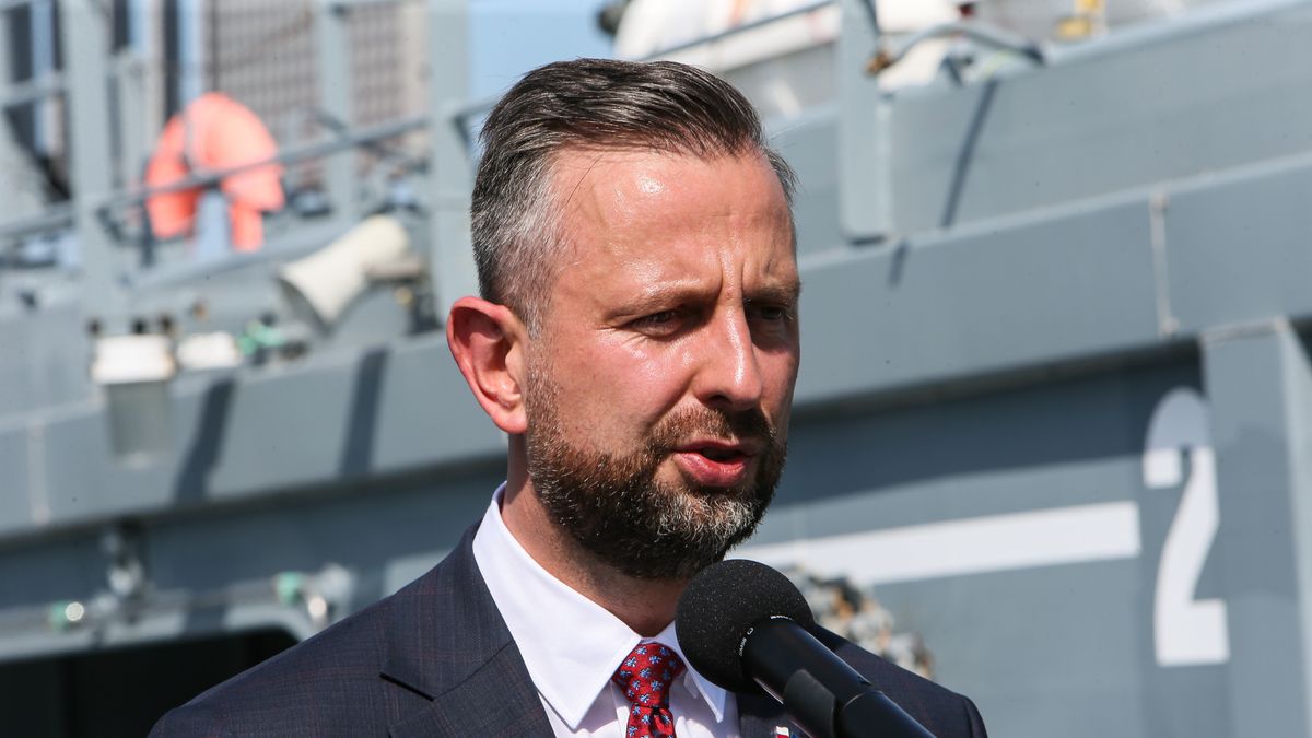 Świnoujście, 08.06.2026. Wicepremier, minister obrony narodowej Władysław Kosiniak-Kamysz przemawia podczas spotkania z żołnierzami 8. Flotylli Obrony Wybrzeża na terenie Morskiego Portu Wojennego w Świnoujściu, 8 bm. (jm) PAP/Lech Muszyński