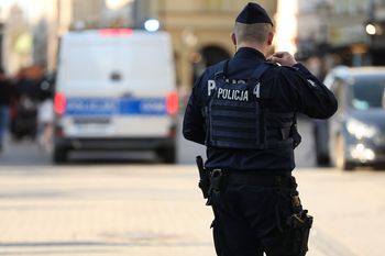 Policjant podejrzany o włamywanie się do domów. Wykorzystywał swoją wiedzę