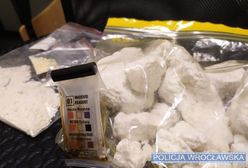 Wrocław. Diler narkotyków ujawnił się sam. Uderzał młotkiem we własny samochód