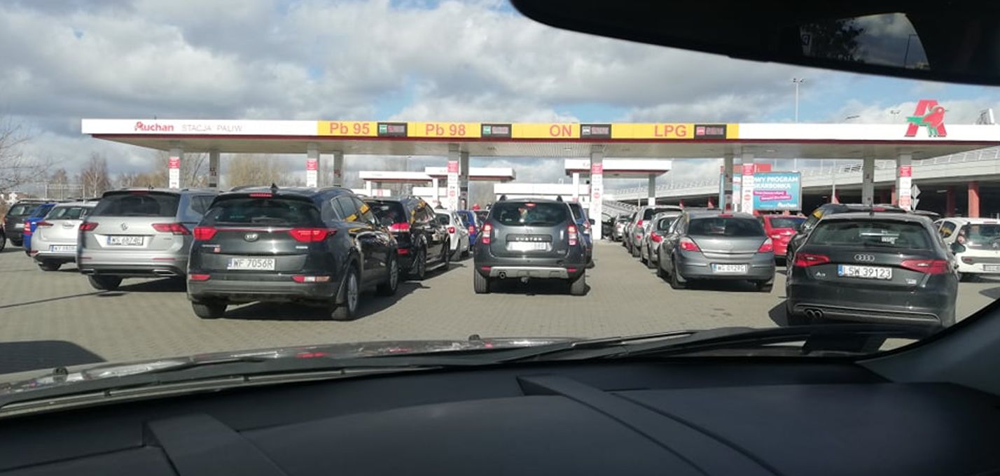 Piątek, 25 lutego. Kolejka na stacji paliw należącej do Auchan 