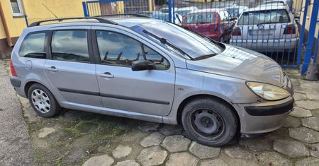 Nietrzeźwy 42-latek uczył jeździć samochodem pijaną partnerkę.